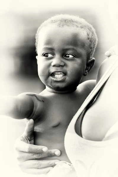 Kleine Ghanese baby aan de kant van zijn moeder — Stockfoto