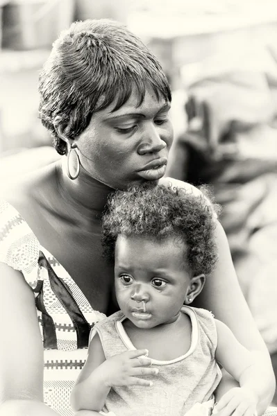 Маленький ребенок Ганы на руках матери — стоковое фото