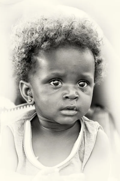 Gana üzerinden küçük bir kızın portresi — Stok fotoğraf