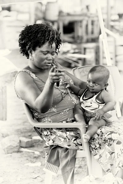 Eine ghanaische Mutter und ihr Kind posieren für die Kamera — Stockfoto