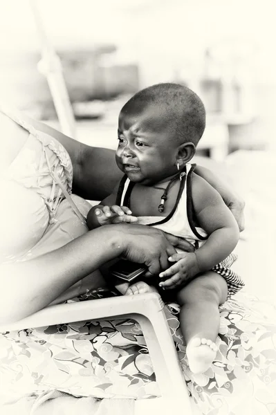 Lilla tjejen från ghana vill gråta — Stockfoto