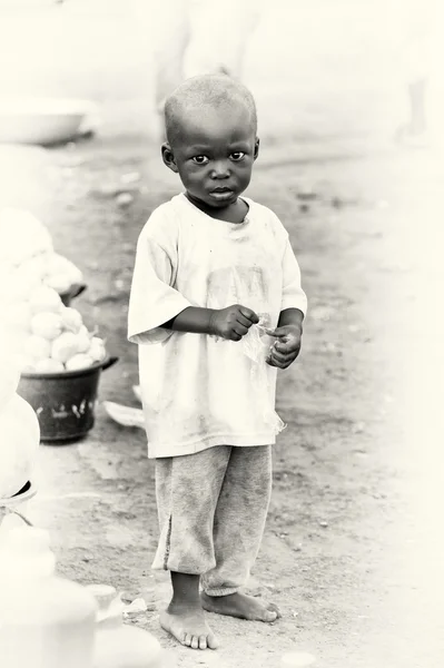 Jongen uit ghana in witte weefsel — Stockfoto