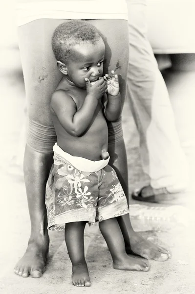 Маленький мальчик из Ганы ест кусок хлеба — стоковое фото