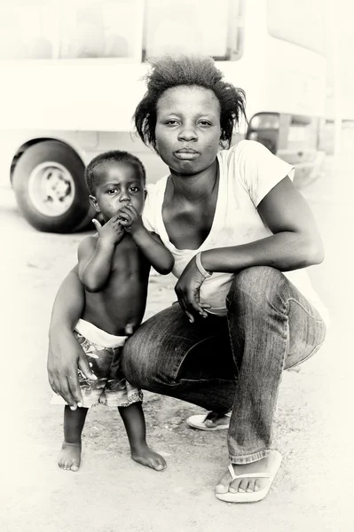 ガーナからの少年と彼の母親カメラにポーズします。 — ストック写真
