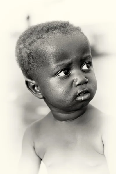 Chłopak z Ghany wygląda po jego lewej stronie — Zdjęcie stockowe