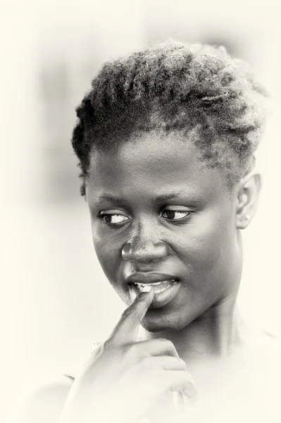 Une femme du Ghana pense à quelque chose — Photo