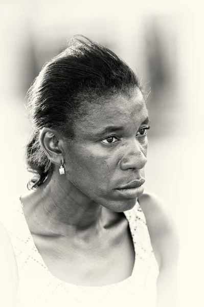 Портрет калорийной женщины из Ганы — стоковое фото