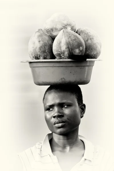Una donna del Ghana vende meloni — Foto Stock