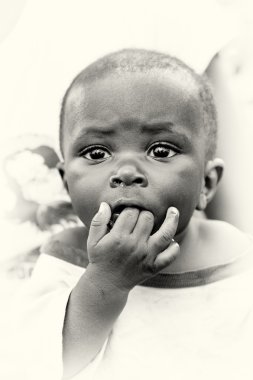 Gana'lı bir bebek parmaklarını emmek