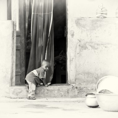 küçük çocuk Gana kapıdan girmek için çalışır.