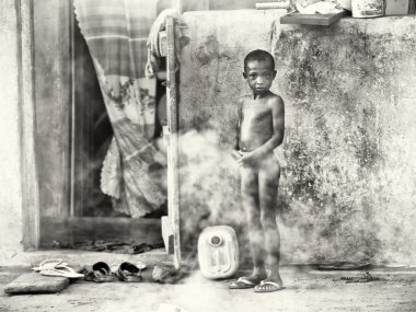 Gana'lı bir kız duş alıyor