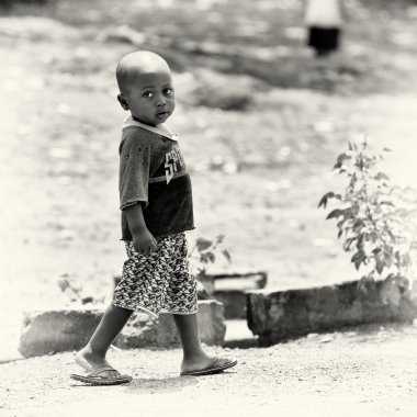 Gana'lı bir çocuk yolda yürüyor
