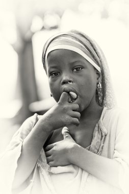 Gana'lı bir kadın meraklı resim