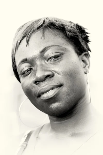 Un retrato de una mujer ghanesa calorífica — Foto de Stock