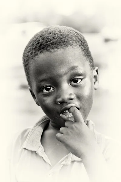 来自加纳的男孩看起来很惊讶 — 图库照片