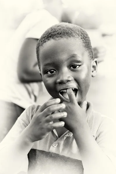 Portrét ghanský chlapce s otevřenými ústy — Stock fotografie