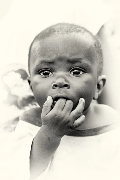 En ghanansk baby suger hans fingrar — Stockfoto