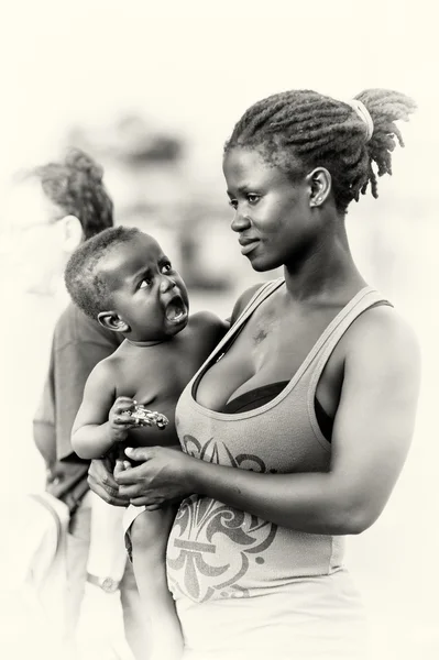 加纳的母亲抱着他的儿子在她手臂上 — 图库照片