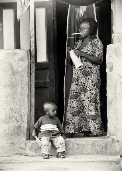 Ghanaian mother and son at their house — Stock Photo, Image