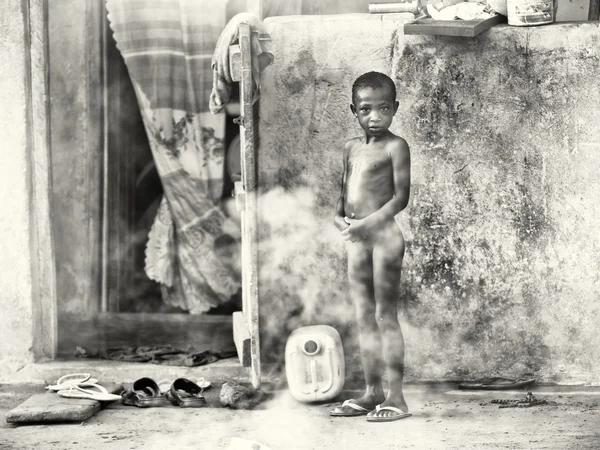 Une Ghanéenne prend une douche. — Photo