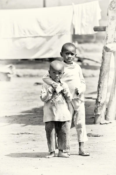 互いを抱き締めるガーナの 2 人の男の子 — ストック写真