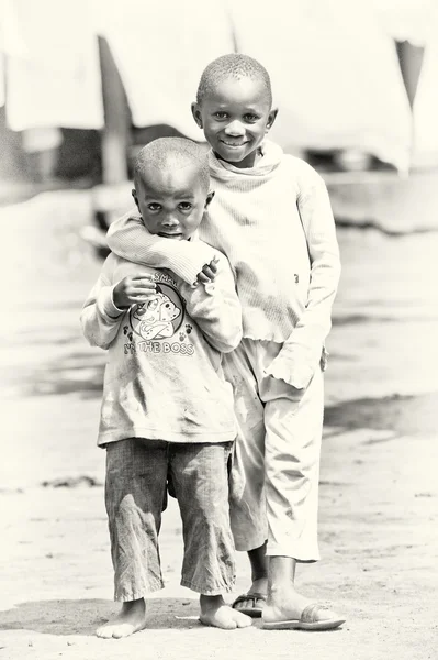 Μια φωτογραφία του δύο αγόρια Γκάνα που διαμένουν μαζί — Φωτογραφία Αρχείου