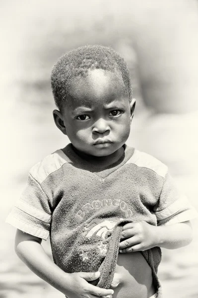 En ghanansk pojke i en t-shirt — Stockfoto