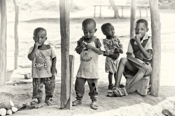 Группа детей из Ганы, занятых собственным бизнесом — стоковое фото