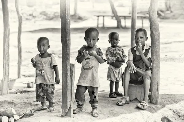 Czworo dzieci z Ghany pozuje do aparatu — Zdjęcie stockowe