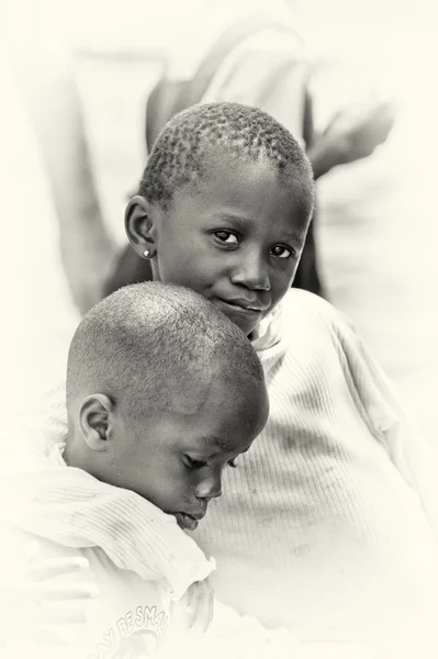 Ein ghanaisches Mädchen und ihr Bruder — Stockfoto