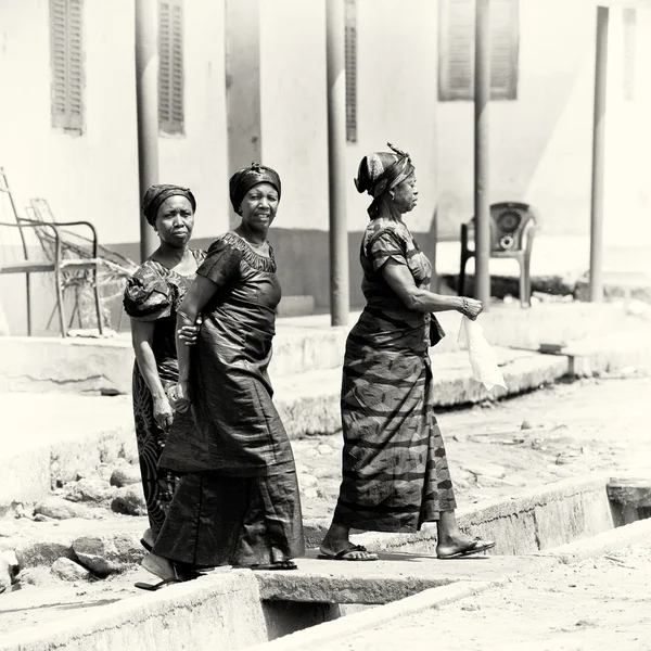 三个加纳女士过桥小 — 图库照片