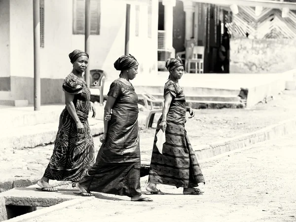 Drei ghanaische Damen spazieren durch die Stadt — Stockfoto