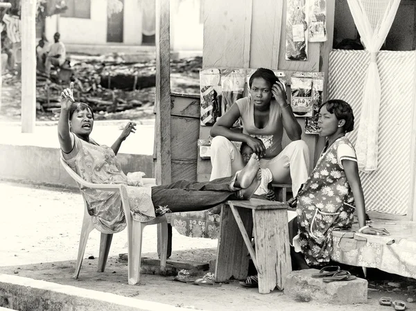 Três senhoras ganenses sentam-se à mesa e discutem algo — Fotografia de Stock