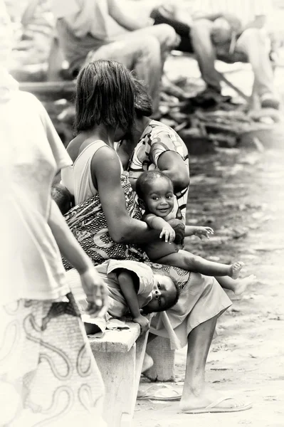 Un bambino sulle gambe di sua madre — Foto Stock