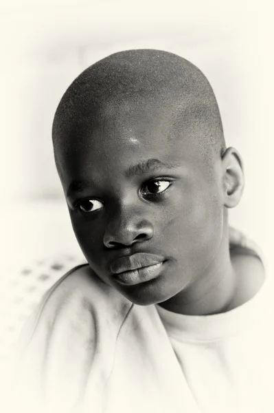 Un beau garçon ghanéen devant la caméra — Photo