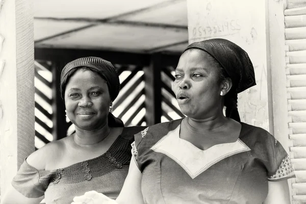 Dos mujeres ghanesas parecen sorprendidas — Foto de Stock