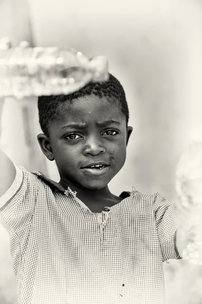Un petit garçon ghanéen avec une bouteille d'eau — Photo