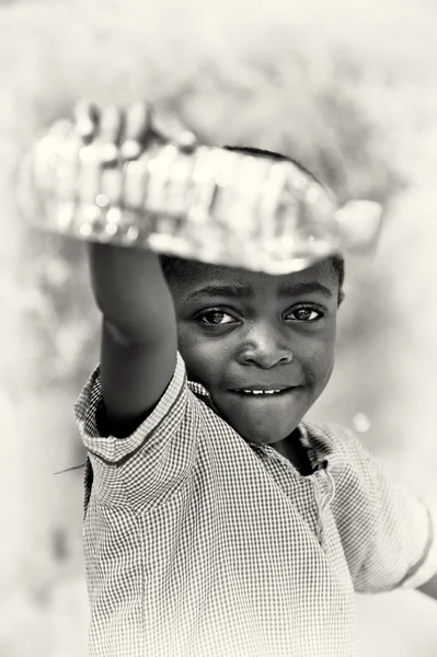 Chłopak z Ghany z butelką wody — Zdjęcie stockowe