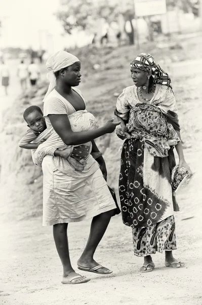 Δύο Γκάνα γυναίκες με τα μωρά τους μιλούν κάτι — Φωτογραφία Αρχείου
