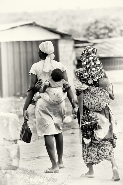 Typische ghanaische Art, Babys zu streicheln — Stockfoto