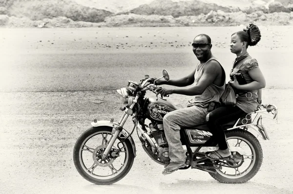 En ghanansk par på motorcykel — Stockfoto