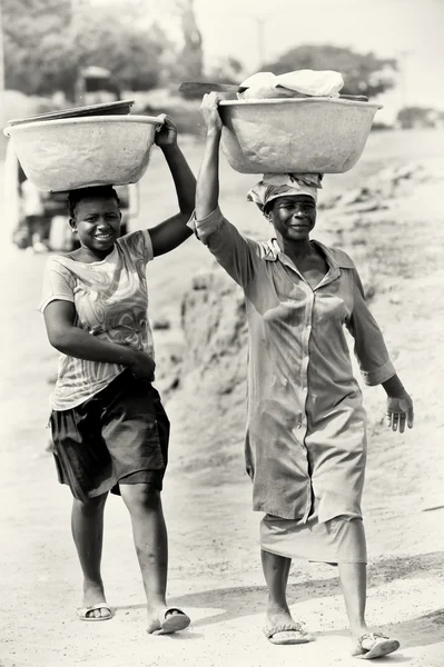 Dos mujeres ghanesas con lavabos en la cabeza —  Fotos de Stock