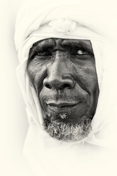 Un viejo ghanés en un pañuelo blanco — Foto de Stock