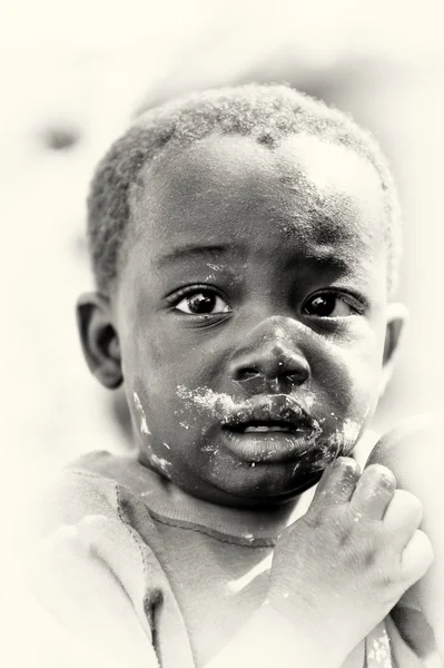 Een Ghanese jongetje in een witte pasta — Stockfoto