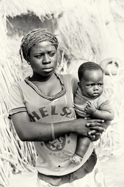 A Ghanaian mother carries her baby — Stock Photo, Image