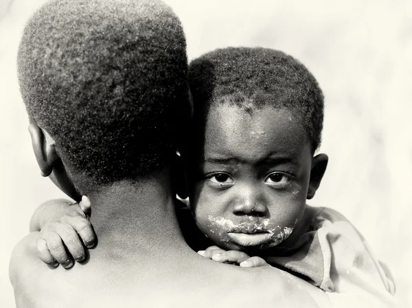 Ένα αγόρι μωρών Γκάνα αγκαλιάζει τον αδελφό του — Φωτογραφία Αρχείου