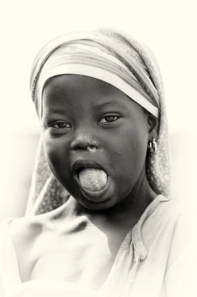 ガーナ人女性が白の舌を持つ — ストック写真