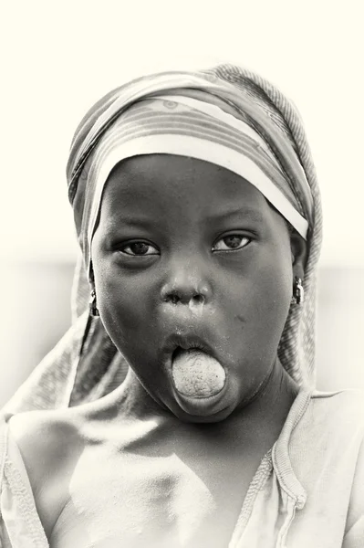 En ghanesisk kvinne med hvit tunge. – stockfoto