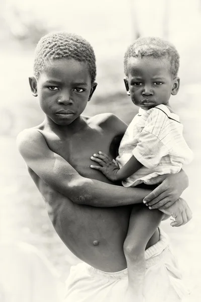 Elder Ghanaian brother takes care of his little brother — Stock Photo, Image