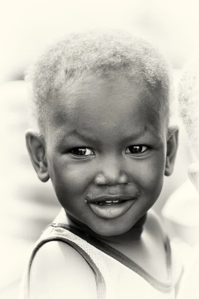 Malý chlapeček z Ghany s roztomilý úsměv — Stock fotografie